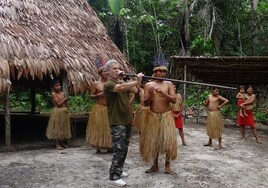 Enrique Molina, practicando tiro con cerbatana en una tribu.