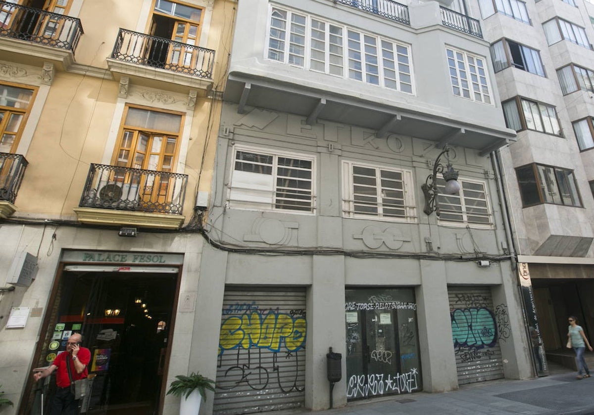 Fachada del cine Metropol, en la calle Hernán Cortés de Valencia.