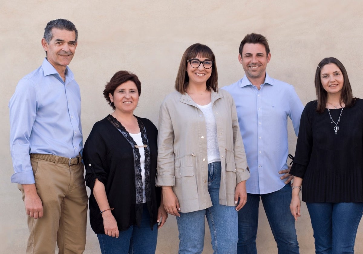 Mai Castells junto a otros miembros de la candidatura.