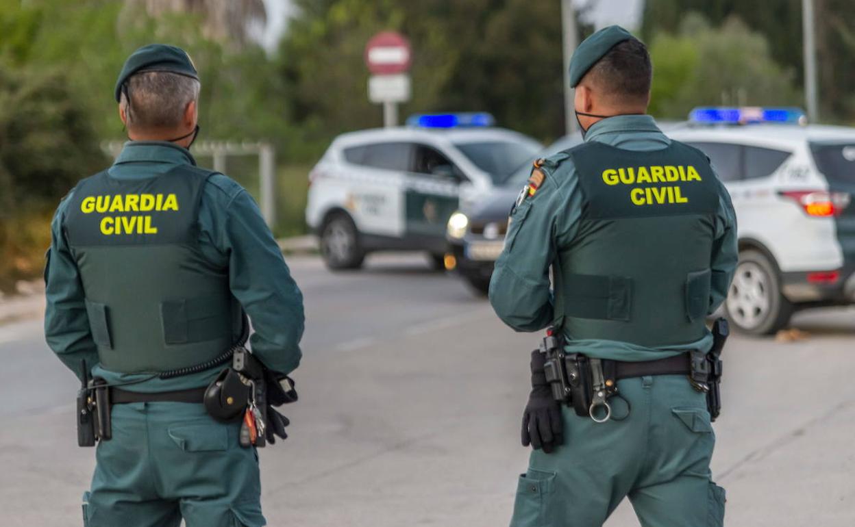 Los agentes junto a la Policía Local consiguieron identificar al hombre.