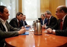 Reunión de las delegaciones de PP y Vox, el martes en Les Corts.