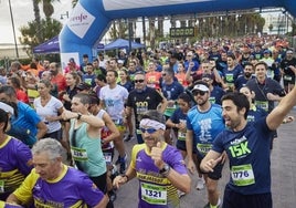 Participantes tomando la salida en la anterior edición de la 15K Valencia Abierta al Mar.