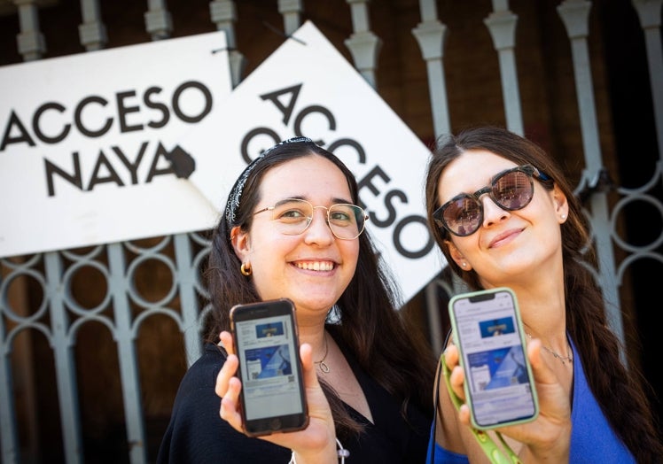 Las seguidoras del cantante malagueño muestran orgullosas las entradas para el concierto de este sábado.