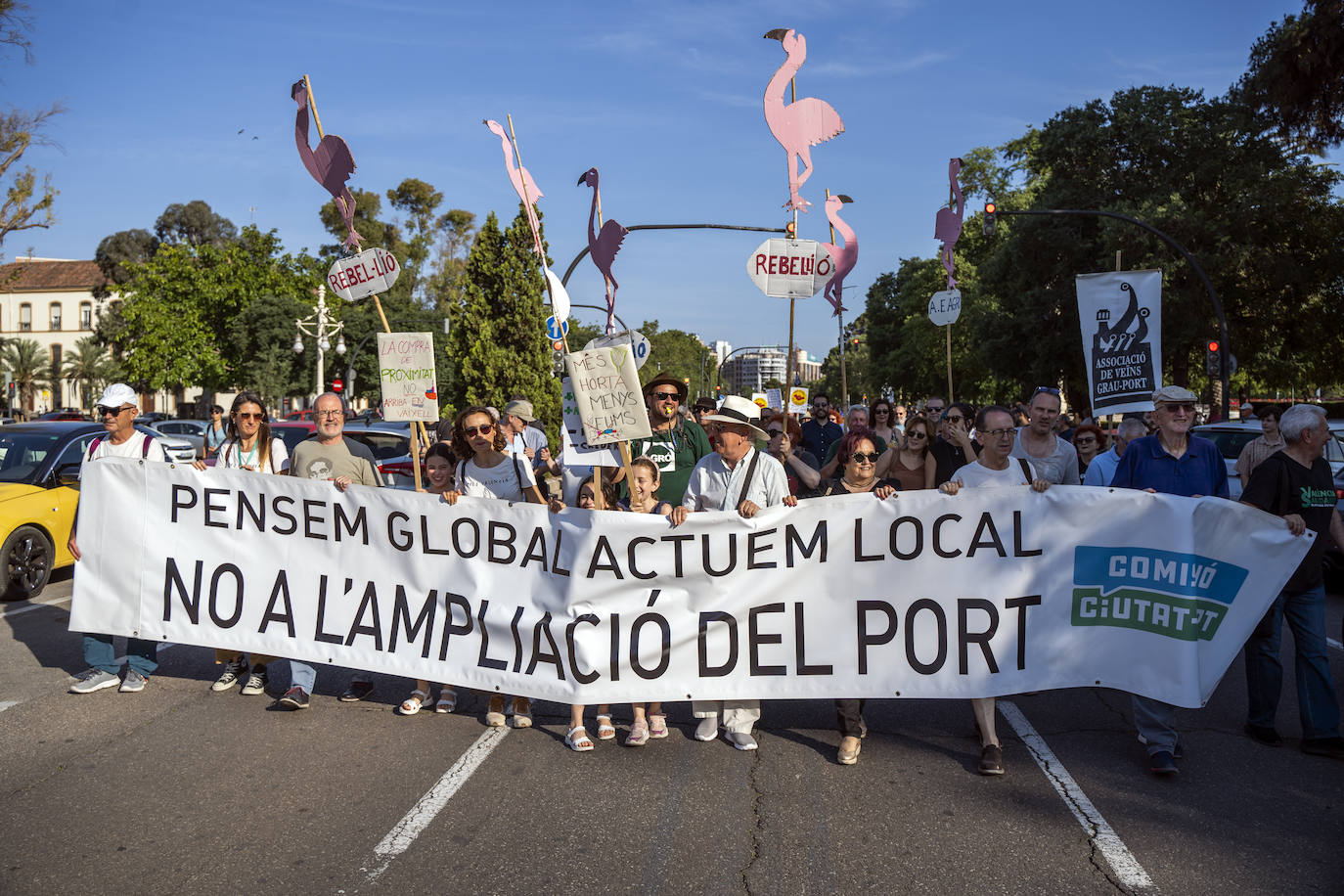 Varios colectivos se manifiestan contra la ampliación del puerto de Valencia