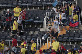 Aficionados de Colombia e Irak, en Mestalla.