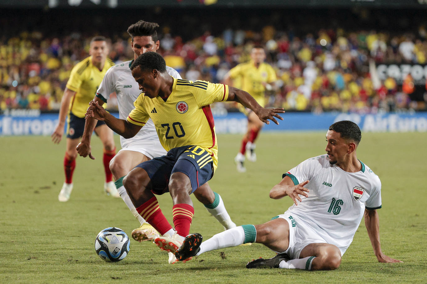 Pelea campal en las gradas de Mestalla durante el Colombia - Iraq