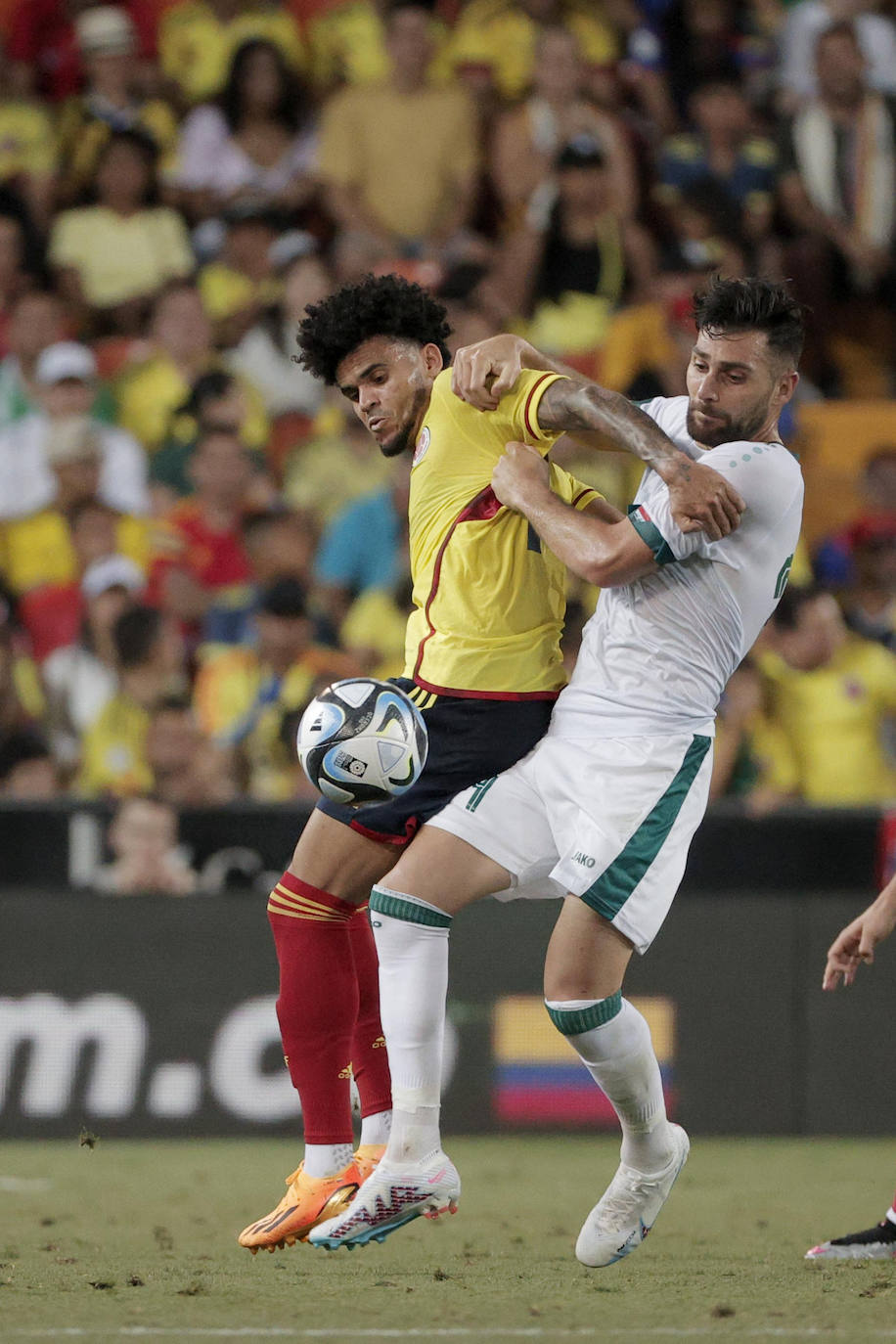 Pelea campal en las gradas de Mestalla durante el Colombia - Iraq