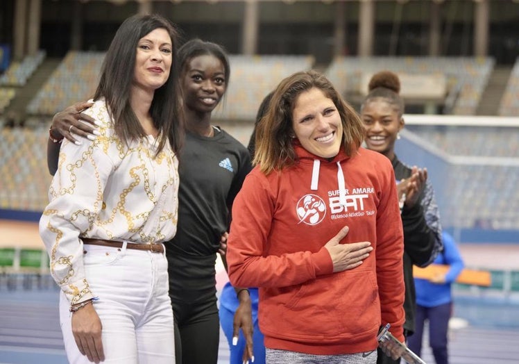 Jover, en su despedida, arropada por pasado, presente y futuro del atletismo, Montaner, Diame y Yankey.