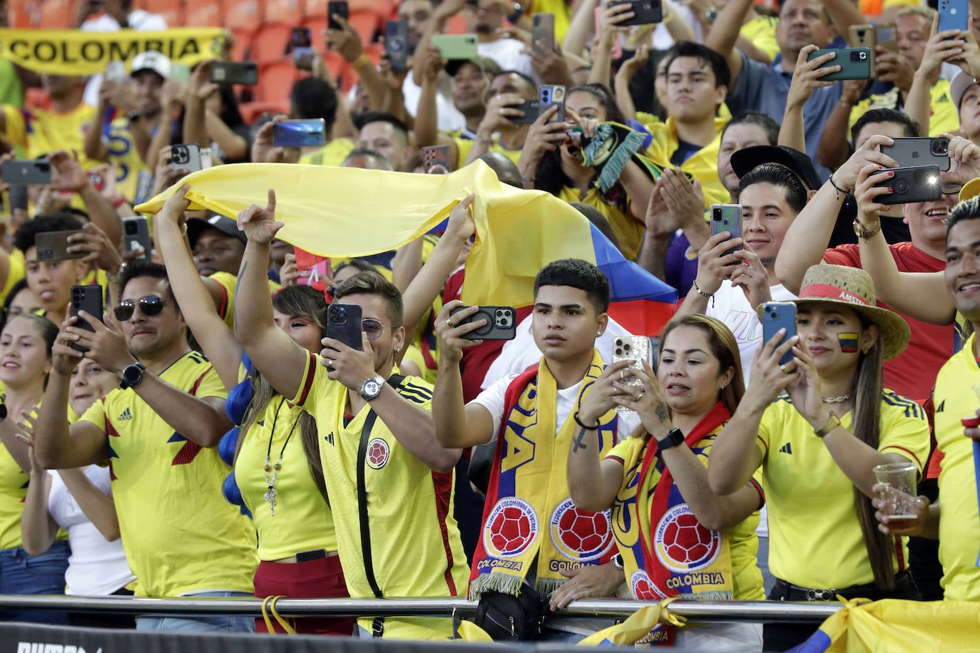 Pelea campal en las gradas de Mestalla durante el Colombia - Iraq