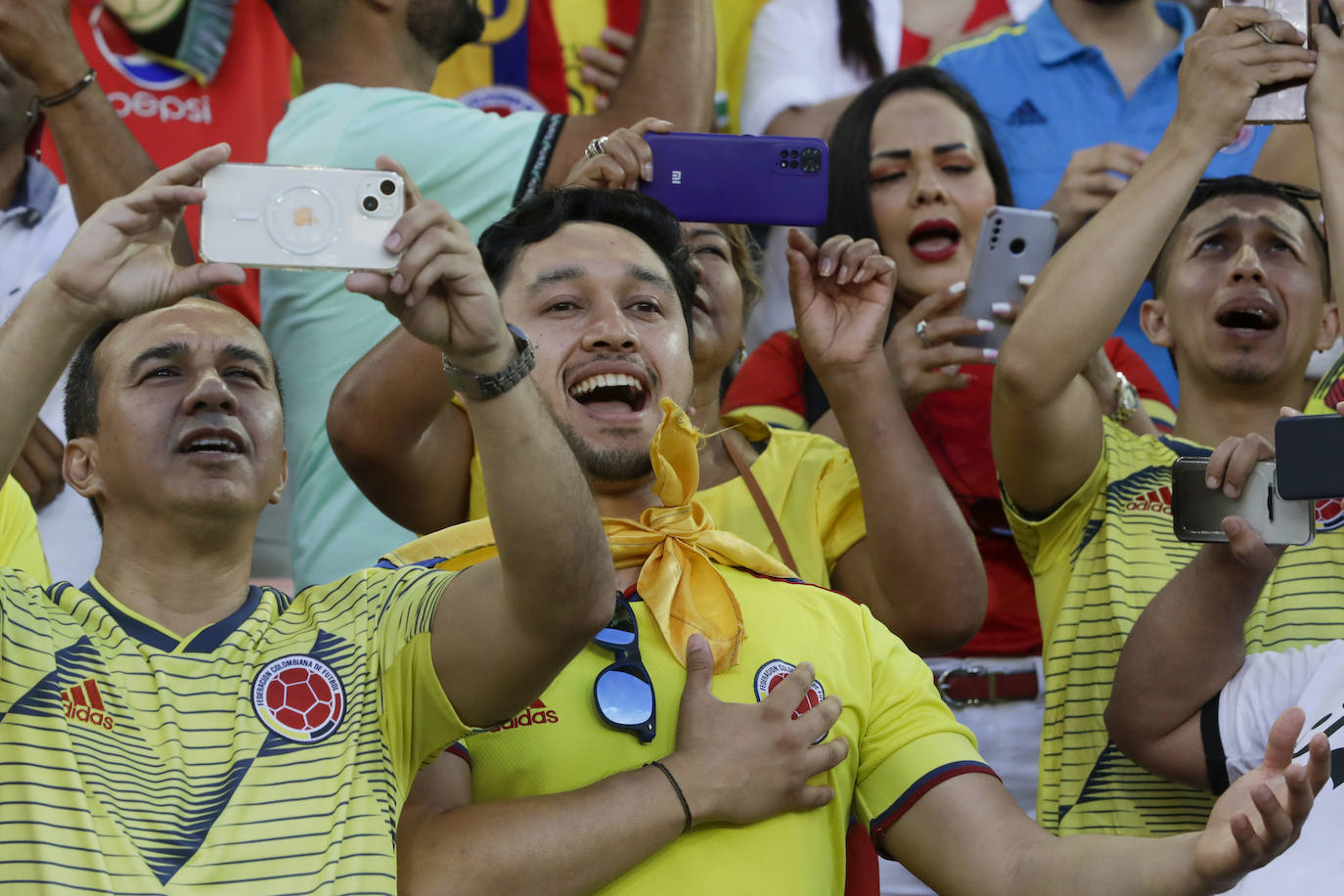 Pelea campal en las gradas de Mestalla durante el Colombia - Iraq