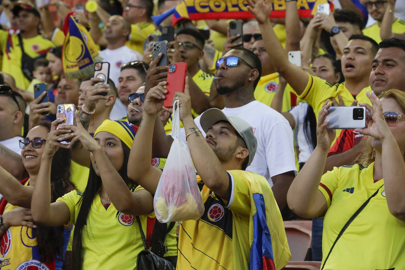 Pelea campal en las gradas de Mestalla durante el Colombia - Iraq