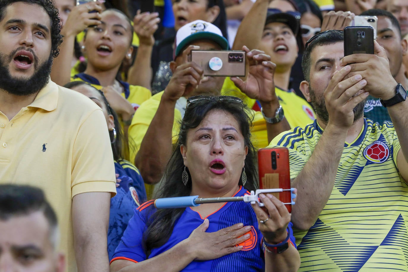 Pelea campal en las gradas de Mestalla durante el Colombia - Iraq