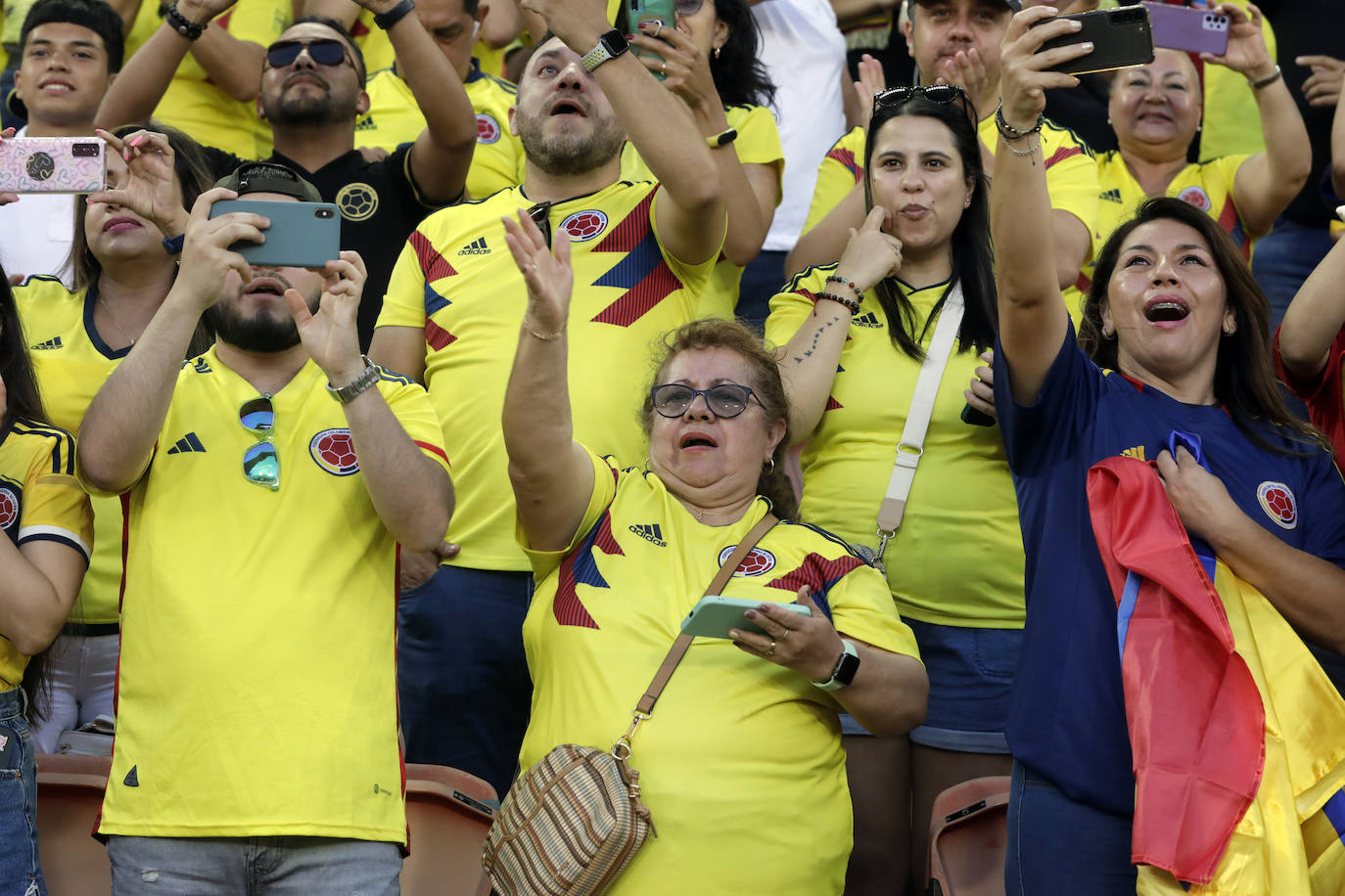 Pelea campal en las gradas de Mestalla durante el Colombia - Iraq