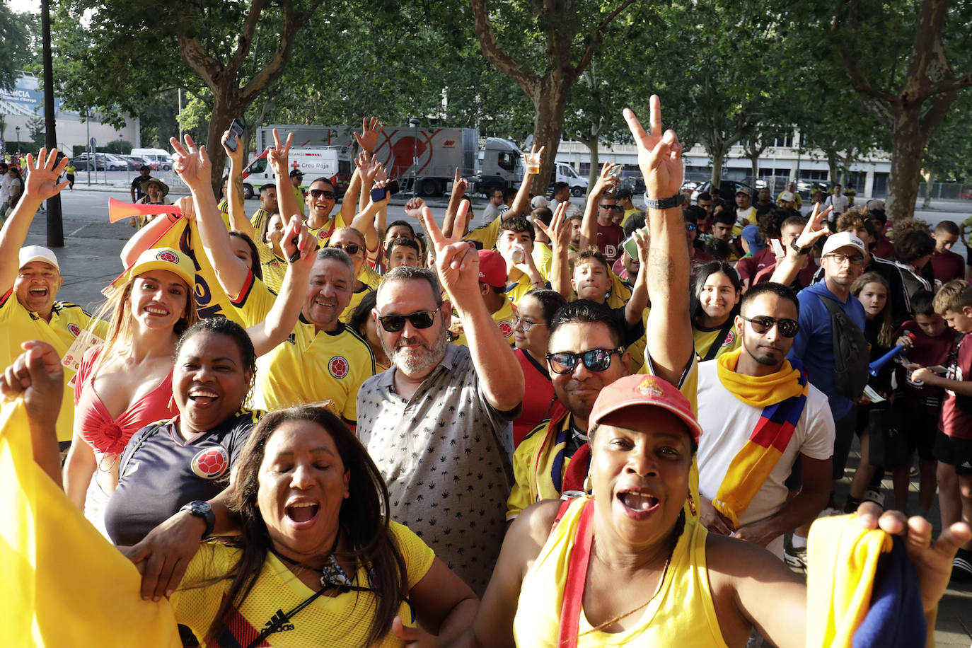 Pelea campal en las gradas de Mestalla durante el Colombia - Iraq