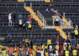 Pelea campal en las gradas de Mestalla durante el Colombia - Iraq