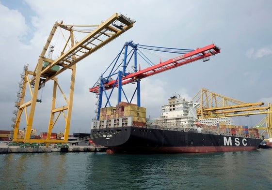 Un portacontenedores en el puerto de Valencia.