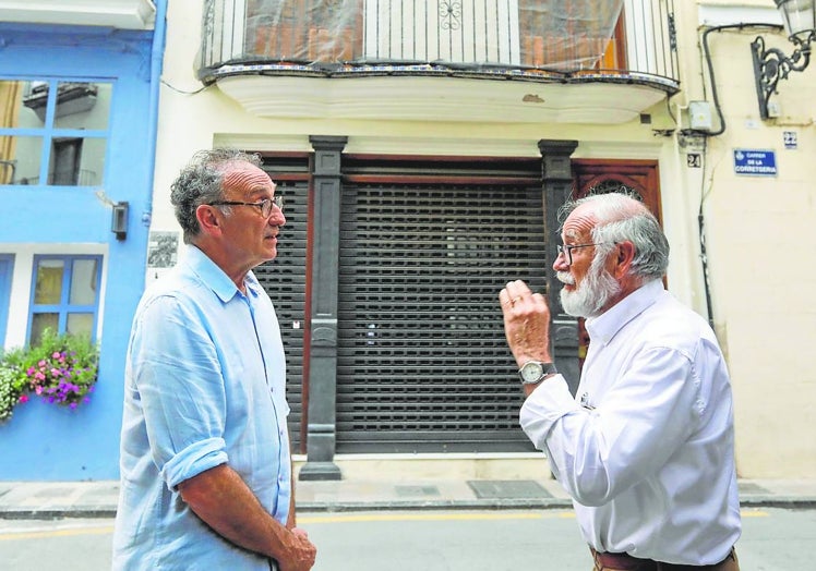 El vicepresidente de la fundación, Pascual Masiá, y el sobrino nieto y miembro del patronato, Andrés Massoni, ante la casa natalicia del artista.