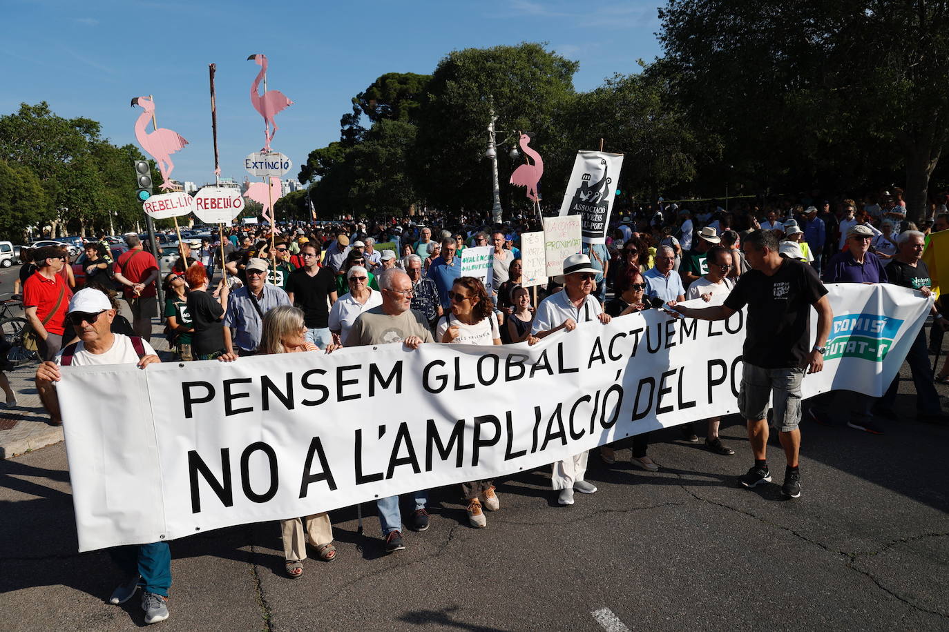 Varios colectivos se manifiestan contra la ampliación del puerto de Valencia