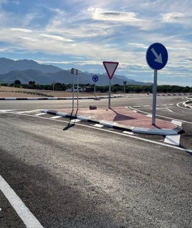 Imagen secundaria 2 - Distintas imágenes del resultado de las obras del acceso a La Goleta, donde se ha construido una rotonda. 