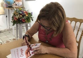 Pepa Cardona, firmando uno de los ejemplares tras la presentación.