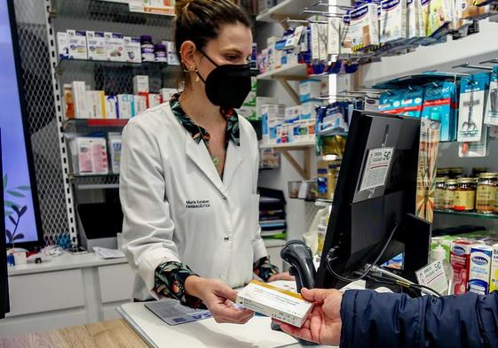 El único lugar en el que las mascarillas seguirán siendo obligatorias cuando se retire de farmacias y centros de salud