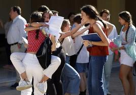 Alumnas tras realizar los exámenes de Selectividad.