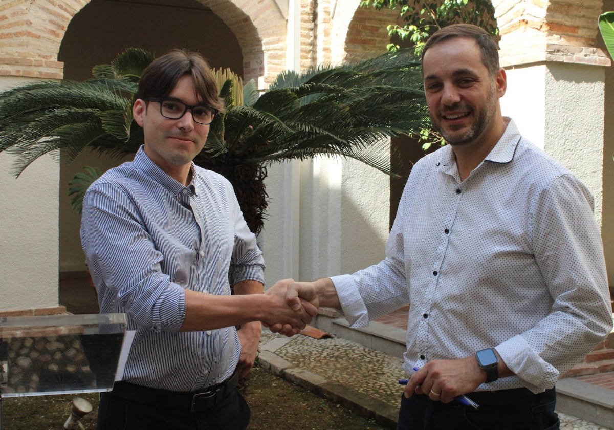 Jordi Dominguis y José Ramiro, tras firmar el pacto.