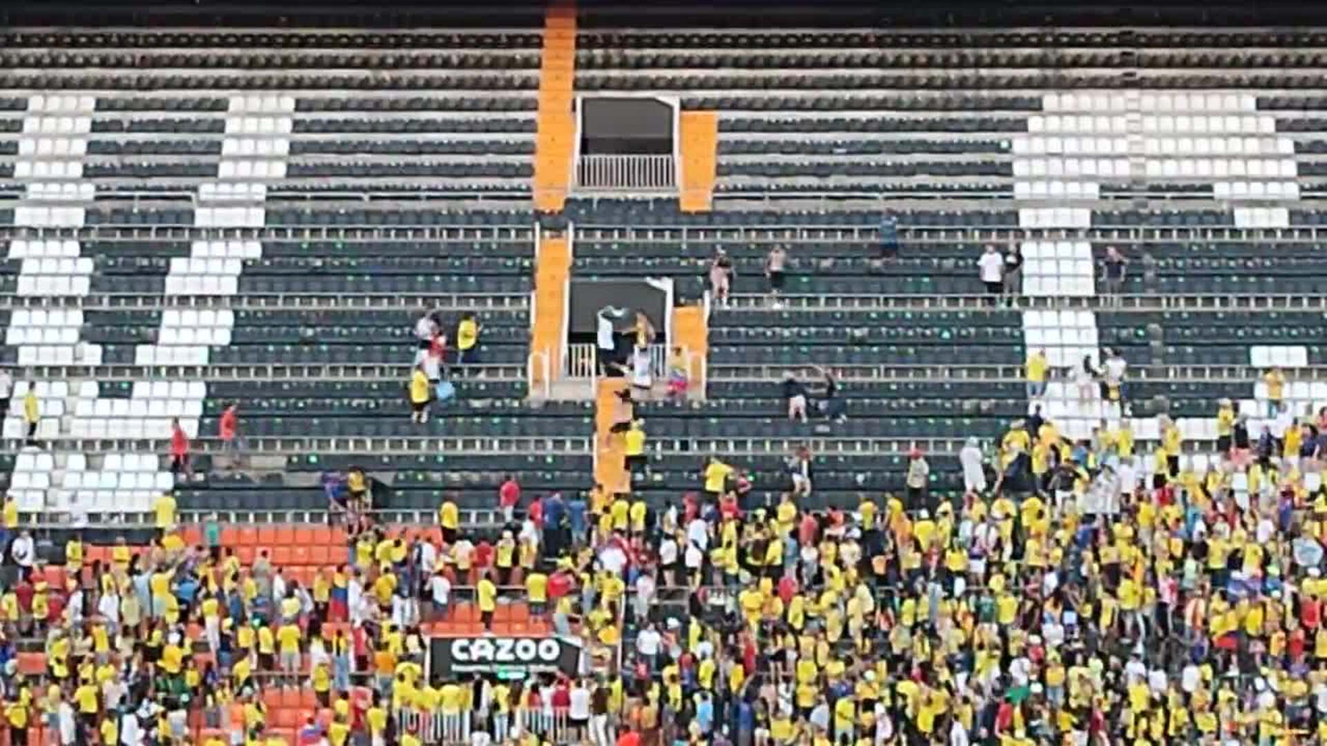 Pelea en las gradas de Mestalla durante el Colombia - Irak