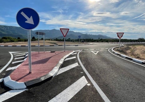 Imagen secundaria 1 - Distintas imágenes del resultado de las obras del acceso a La Goleta, donde se ha construido una rotonda. 