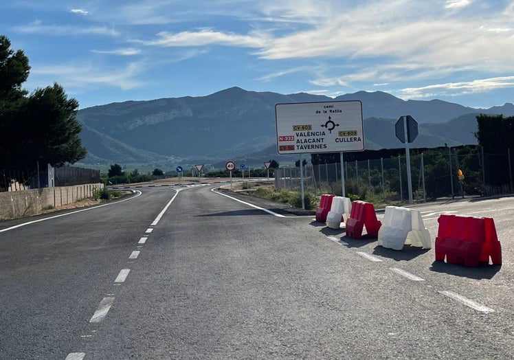 Imagen principal - Distintas imágenes del resultado de las obras del acceso a La Goleta, donde se ha construido una rotonda. 