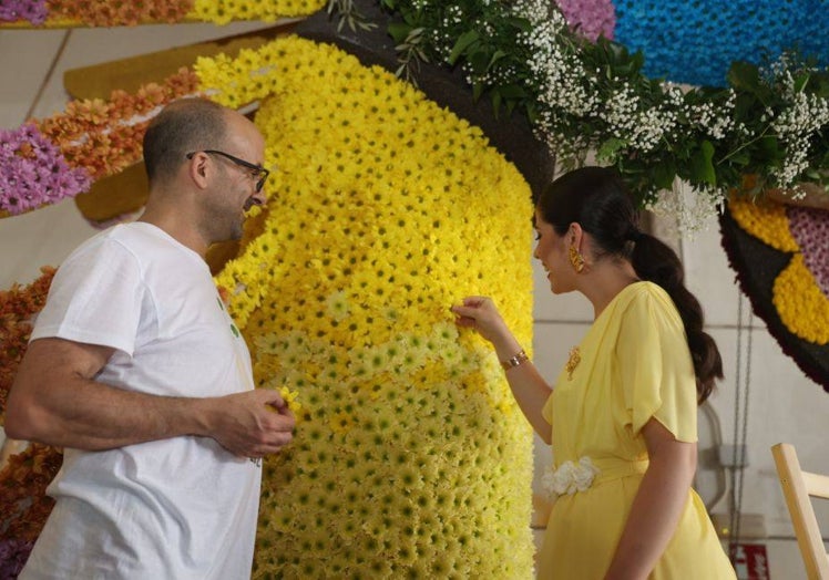 Imagen principal - Vicente Julián García, junto a Carmen Martín (FMV 2022) y una de sus obras para la falla del Patriarca con el mejor ninot de sección Quinta C.