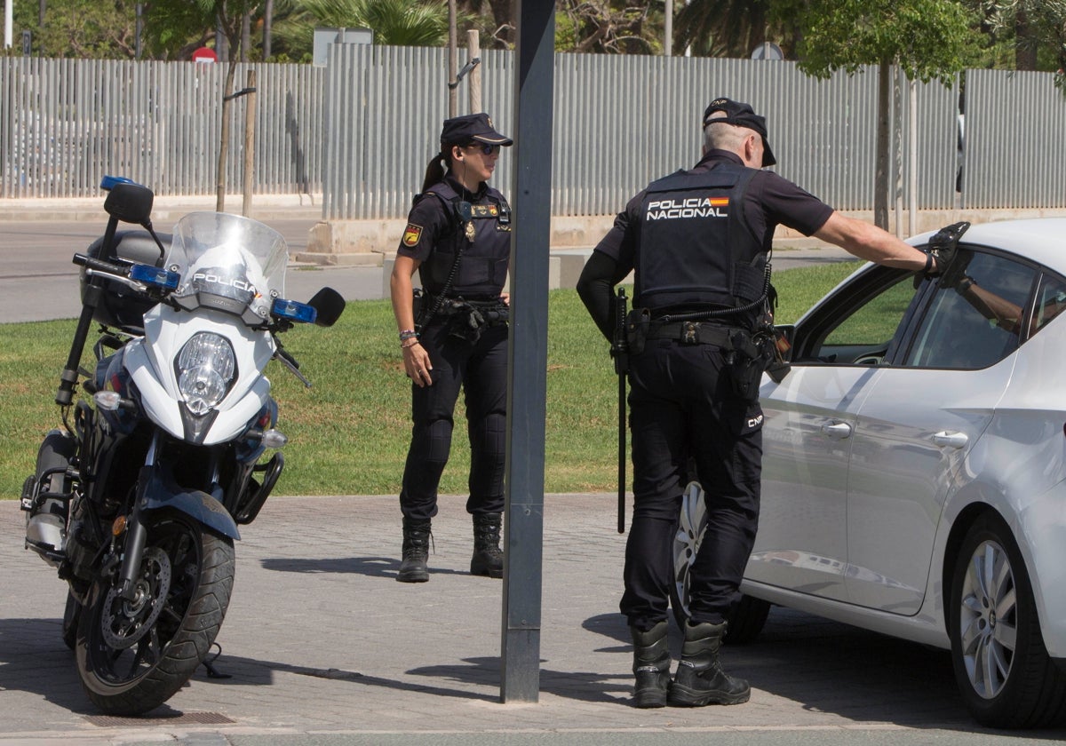 Dos policías nacionales en una imagen de archivo.