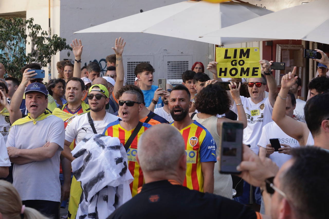 Nueva manifestación de la afición del Valencia CF contra Peter Lim