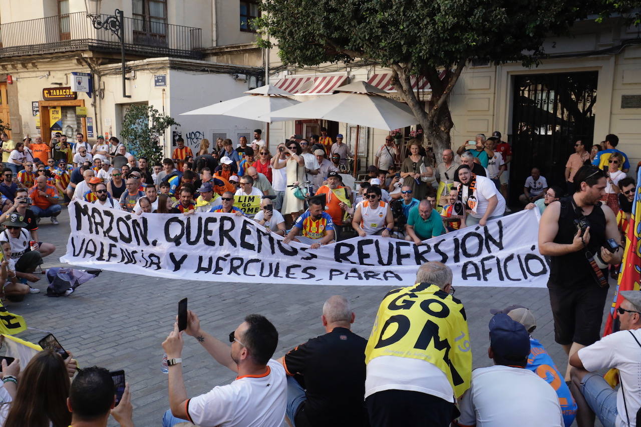 Nueva manifestación de la afición del Valencia CF contra Peter Lim