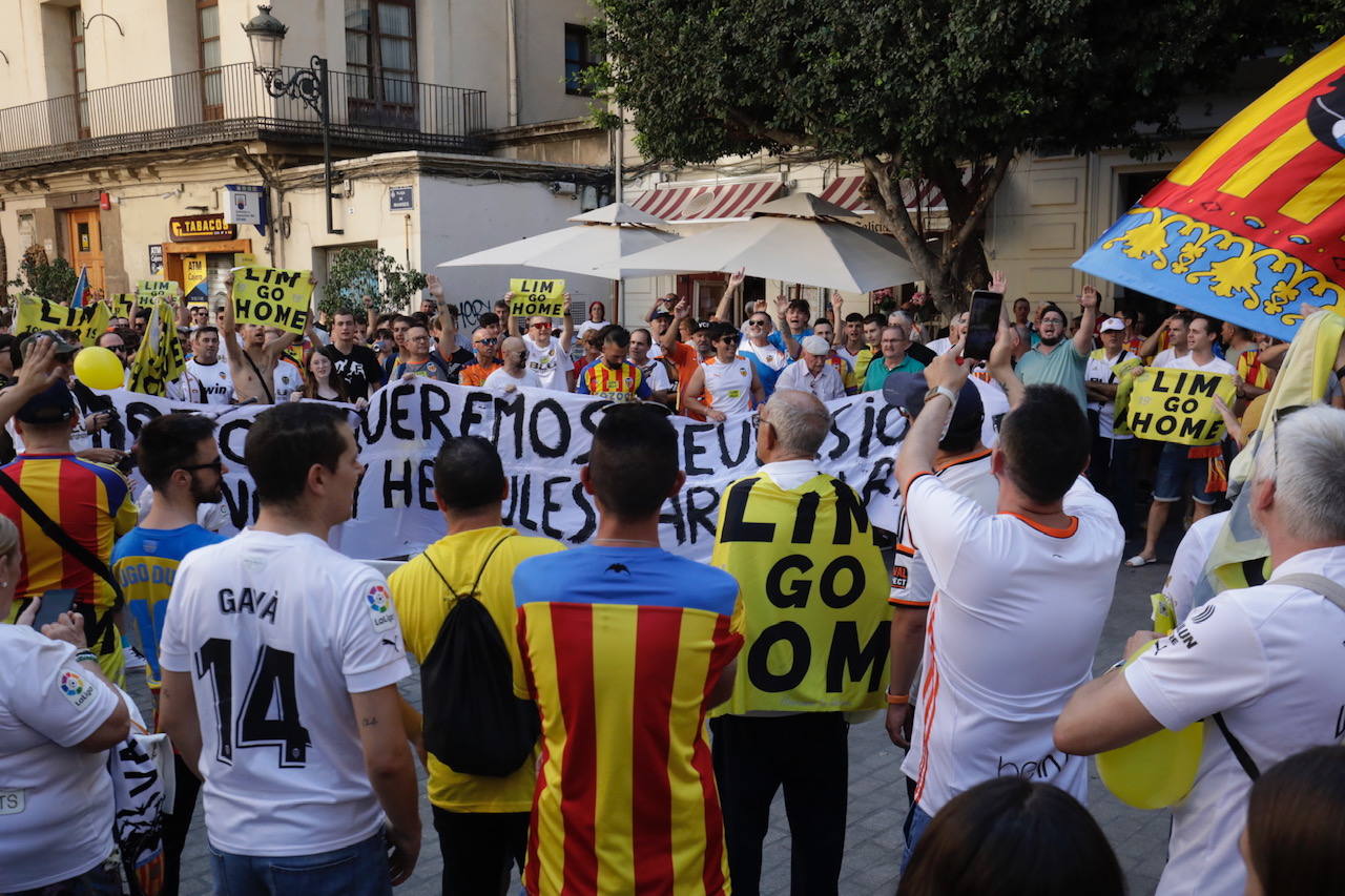 Nueva manifestación de la afición del Valencia CF contra Peter Lim