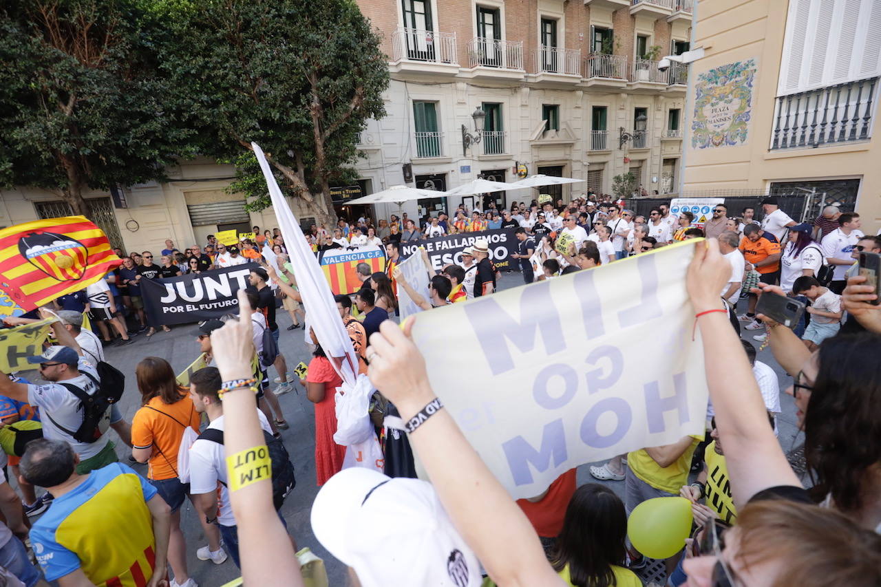 Nueva manifestación de la afición del Valencia CF contra Peter Lim