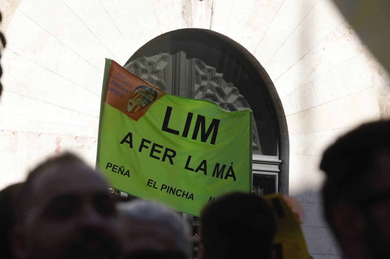 Nueva manifestación de la afición del Valencia CF contra Peter Lim