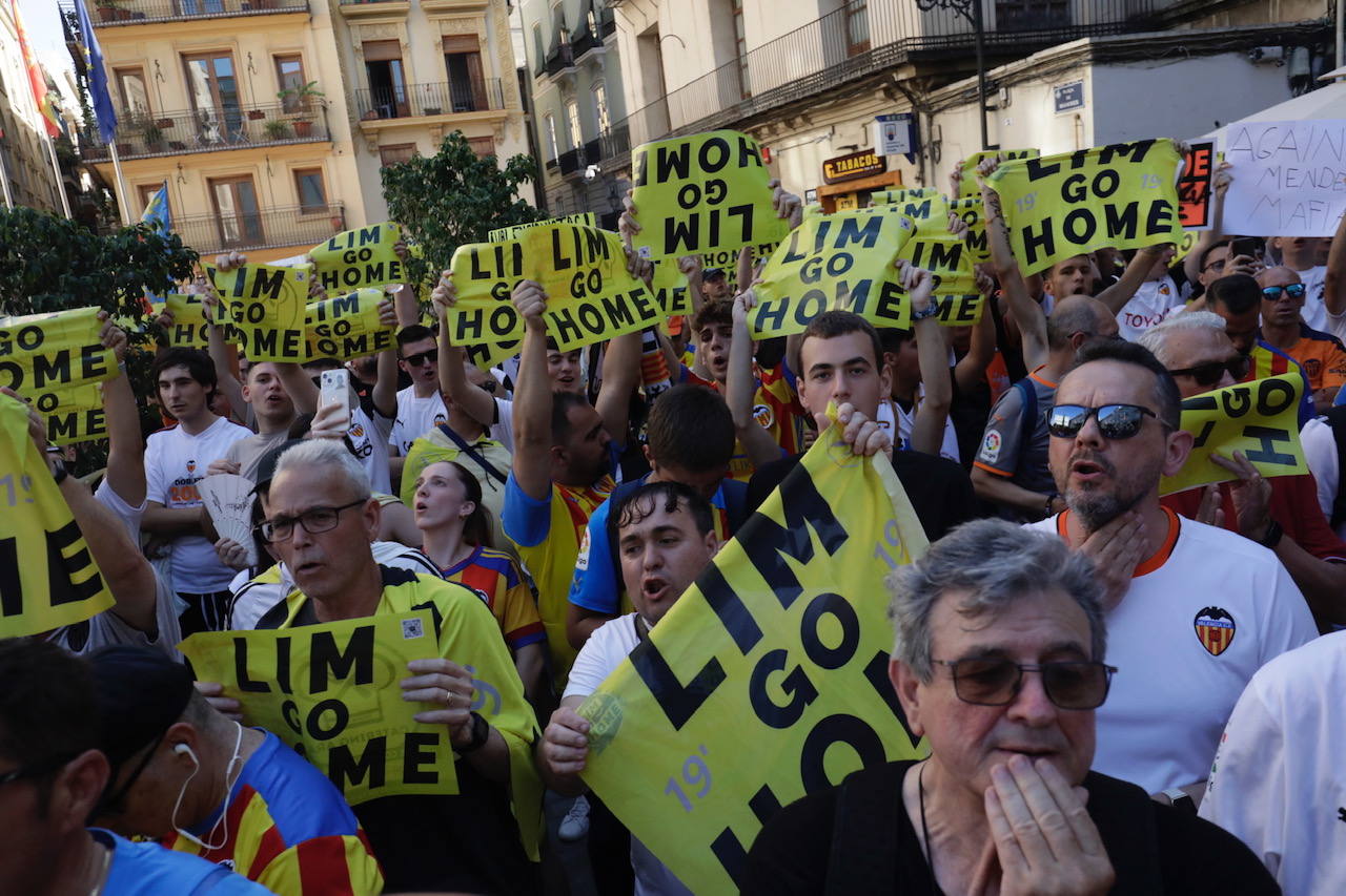 Nueva manifestación de la afición del Valencia CF contra Peter Lim