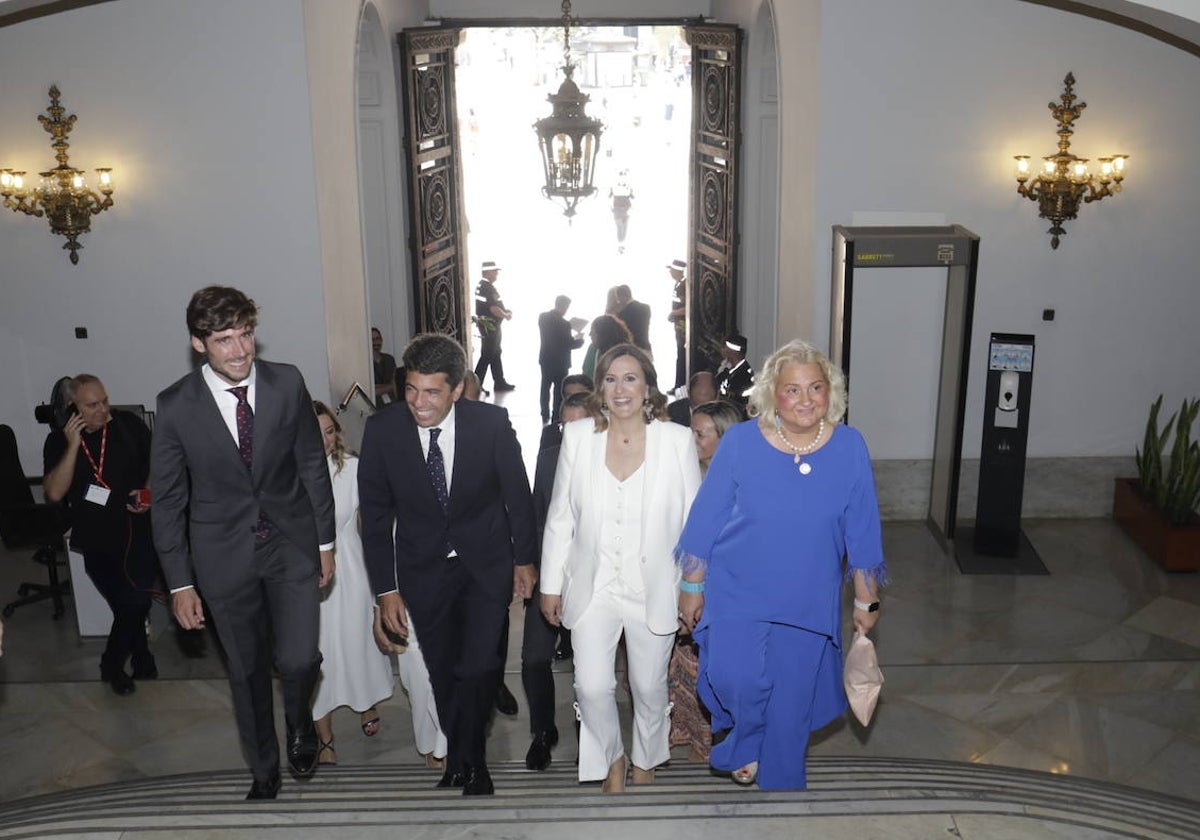 La alcaldesa de Valencia, María José Catalá, sube las escaleras del Ayuntameneto de Valencia, junto a arlos Mazón, Juan Carlos Caballero y María José Ferrer.