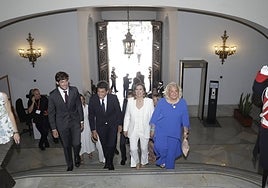La alcaldesa de Valencia, María José Catalá, sube las escaleras del Ayuntameneto de Valencia, junto a arlos Mazón, Juan Carlos Caballero y María José Ferrer.