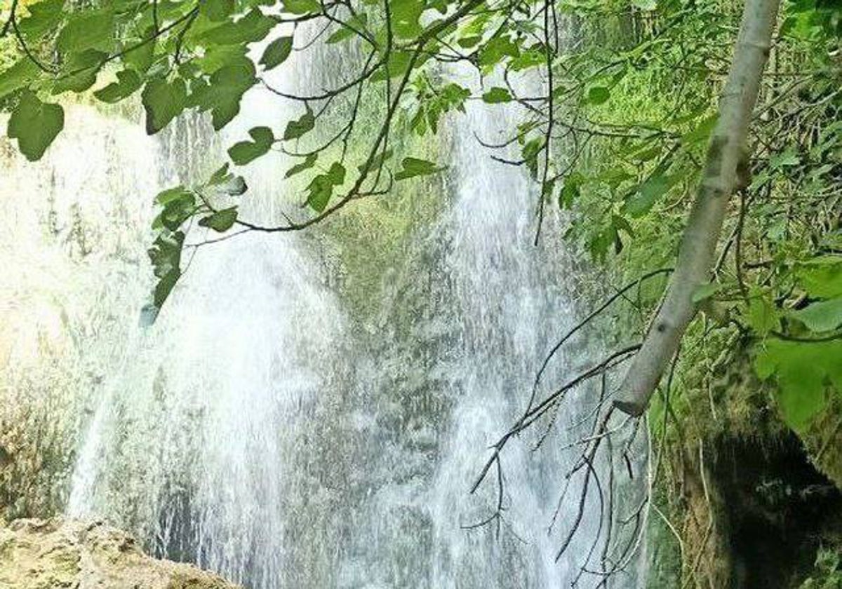 Impresionante cascada en la ruta por Las Cuevas de Baiba.