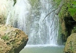 Impresionante cascada en la ruta por Las Cuevas de Baiba.