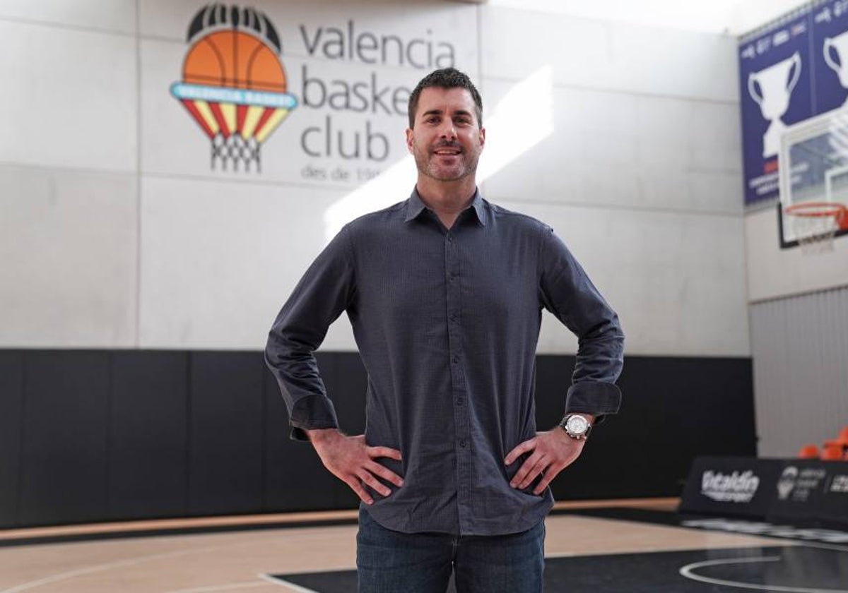 Luis Arbalejo posa en la pista central de L'Alqueria del Basket.