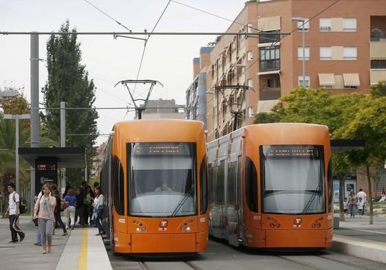 Dos tranvías circulan por vía del TRAM en una imagen de archivo.