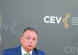 El presidente de la CEV, Salvador Navarro, en una rueda de prensa.