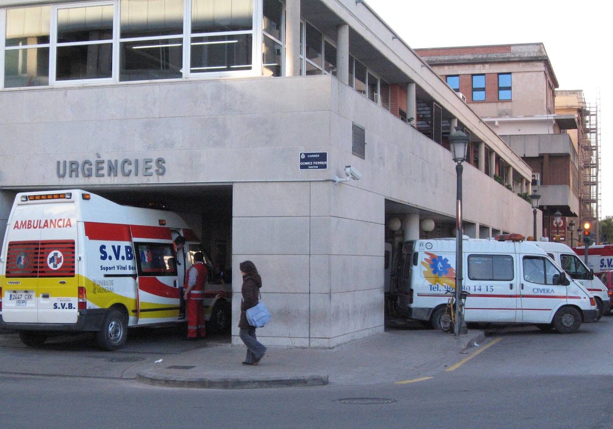 Una ambulancia llega a Urgencias del Clínico.