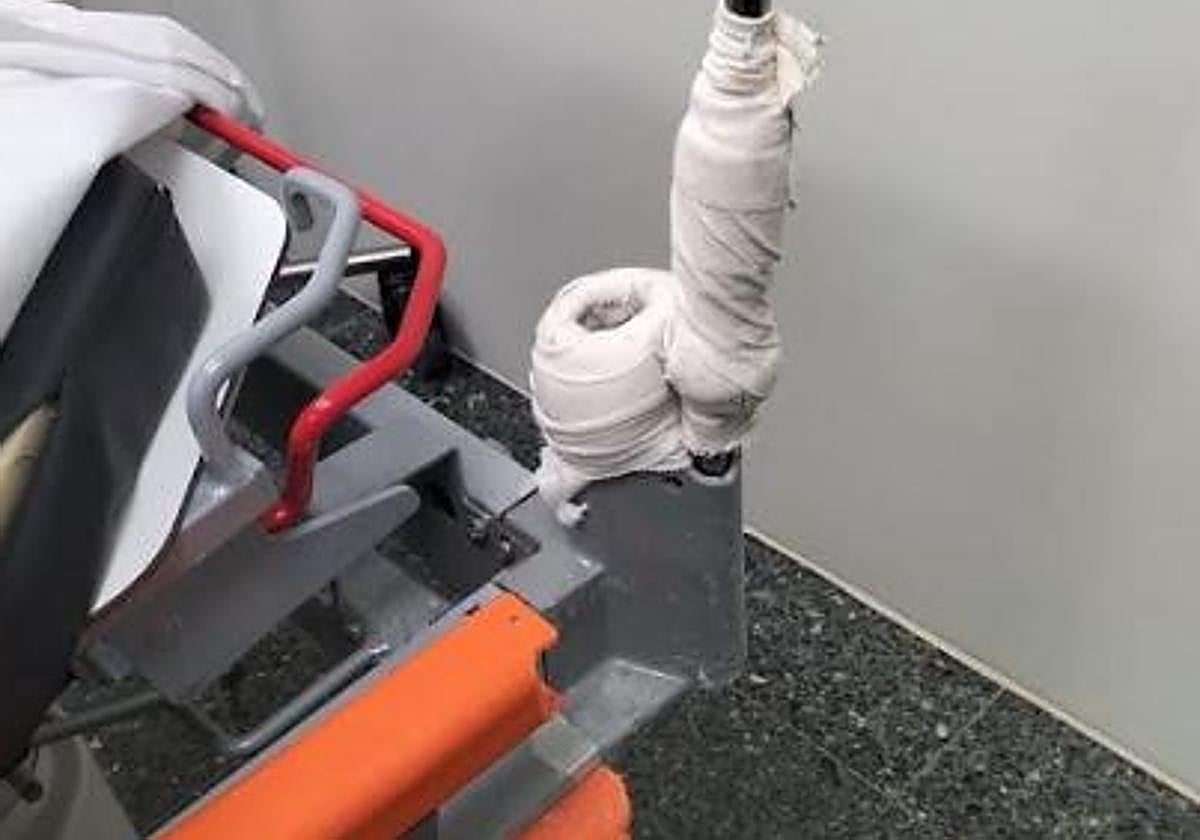 Una de las camillas deterioradas.