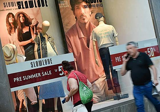 Escaparate en rebajas en una imagen de archivo.