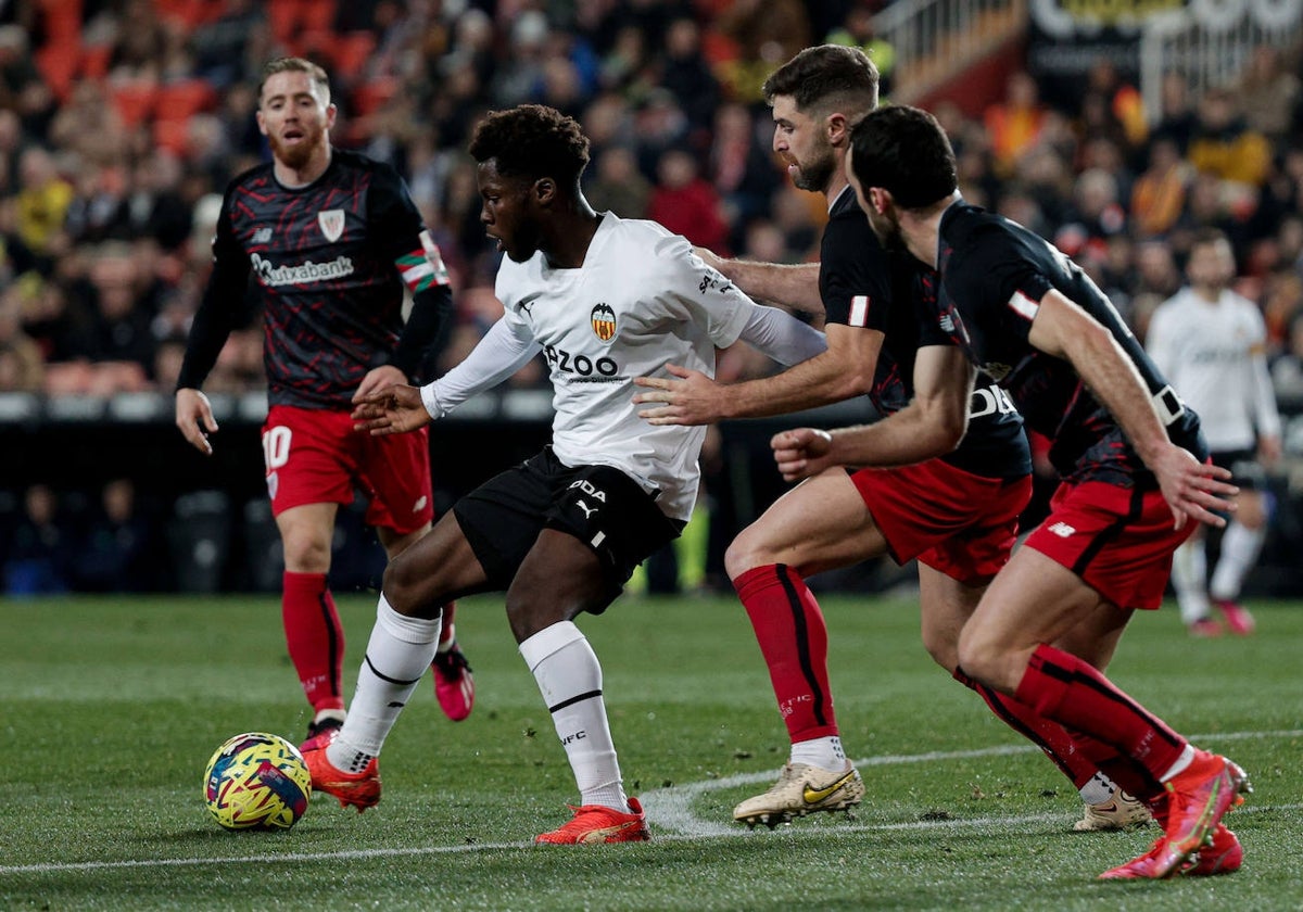 Yunus Musah controla el balón durante un partido.