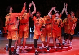 Los jugadores del Valencia Basket, durante una presentación de un partido de la Euroliga.